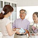 敬老の日とは?2024年は9月16日!由来やオススメのプレゼントをご紹介 ♪